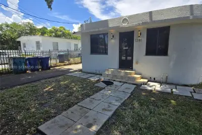 1281 NE 110th St, Miami: photo 1 of 7