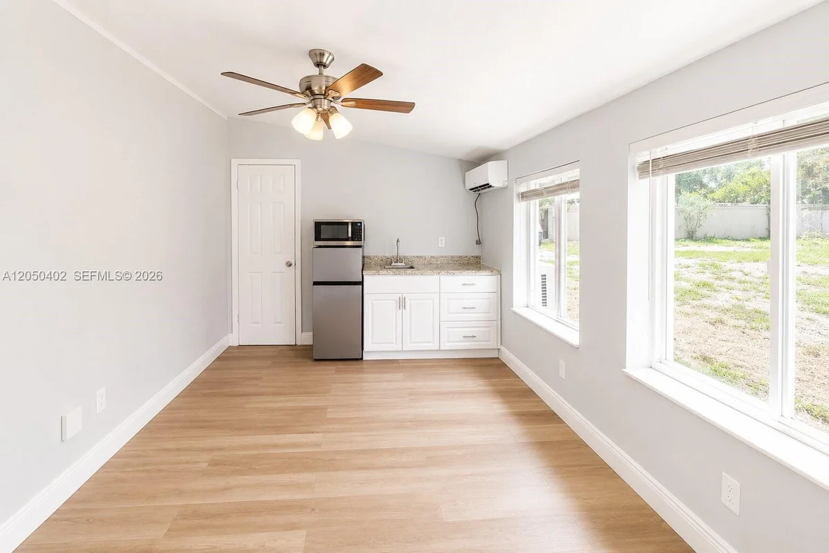 2511 SW 3rd St #B, Fort Lauderdale: photo 1 of 10