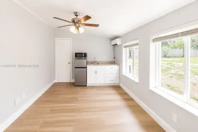 2511 SW 3rd St #B, Fort Lauderdale: photo 1 of 10