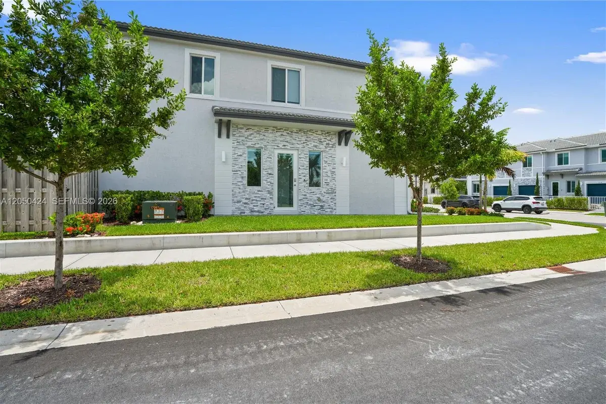 715 SE 15th St, Homestead: photo 1 of 65
