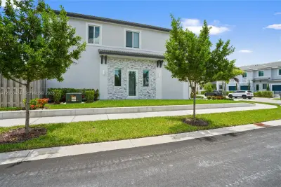 715 SE 15th St, Homestead: photo 1 of 65