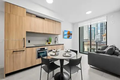 121 NE 5th St #3706, Miami: photo 1 of 62