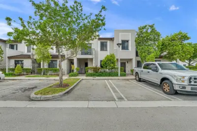 582 NE 207th St, Miami: photo 1 of 30
