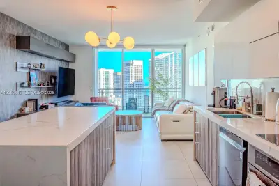 90 SW 3rd St #3703, Miami: photo 1 of 34