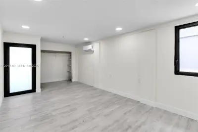 725 SW 1st Ave #1, Homestead: photo 1 of 17
