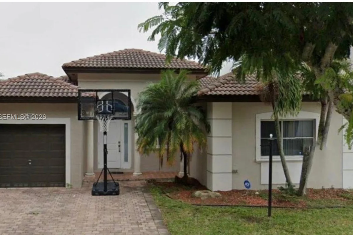 22901 SW 114th Ave, Miami: photo 1 of 12