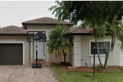 22901 SW 114th Ave, Miami: photo 1 of 12