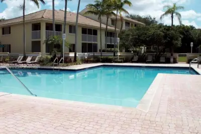 14208 Glenmoor Dr, West Palm Beach: photo 1 of 37