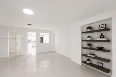 5190 E 1st Ave #B, Hialeah: photo 1 of 8