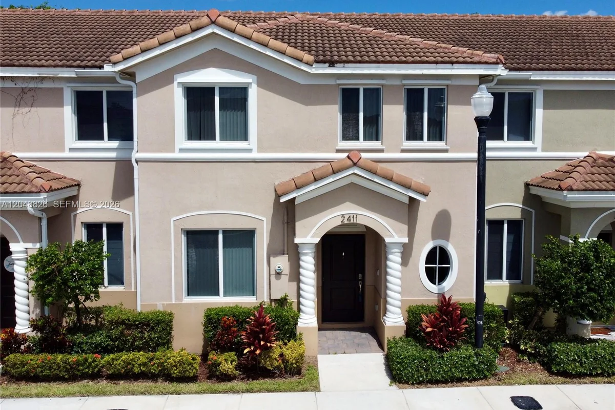 2411 SE 10th St, Homestead: photo 1 of 33