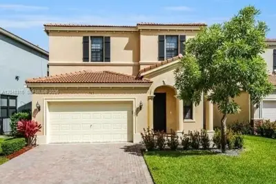 965 NE 193rd Ter, Miami: photo 1 of 37