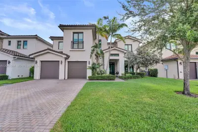 5742 Brookfield Cir E, Hollywood: photo 1 of 23