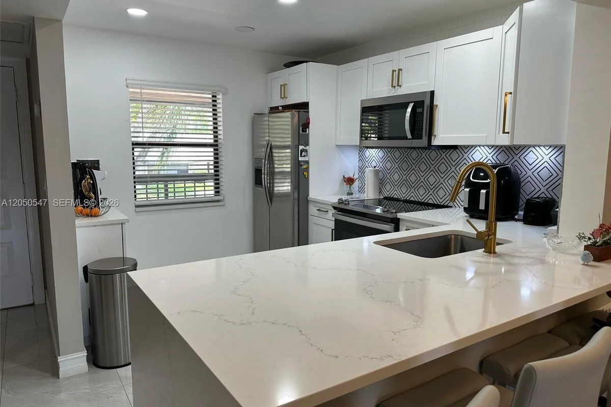 Condo in Boca Raton: photo 1 of 11