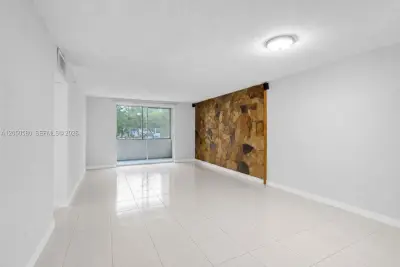 8501 NW 8th St #105, Miami: photo 1 of 19
