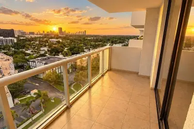 13499 Biscayne Blvd #1407, North Miami: photo 1 of 21