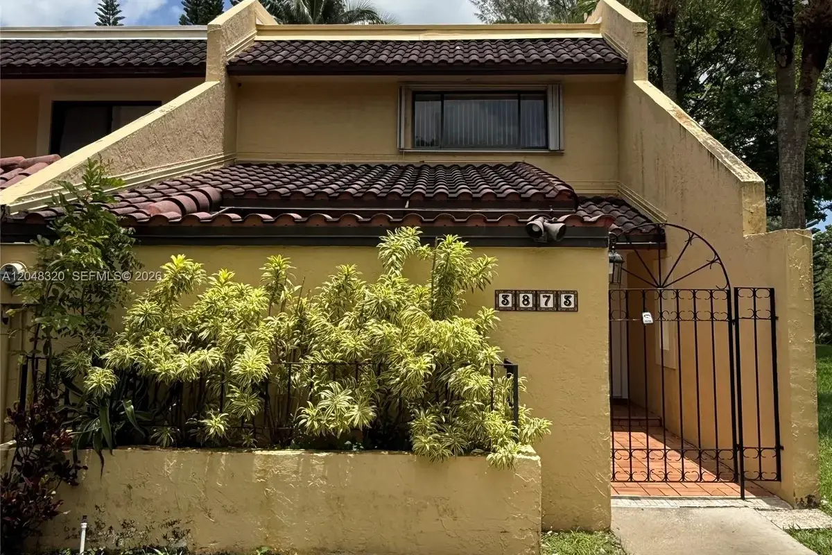 Townhouse in Doral: photo 1 of 26