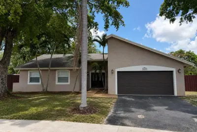 House in Lauderhill: photo 1 of 14