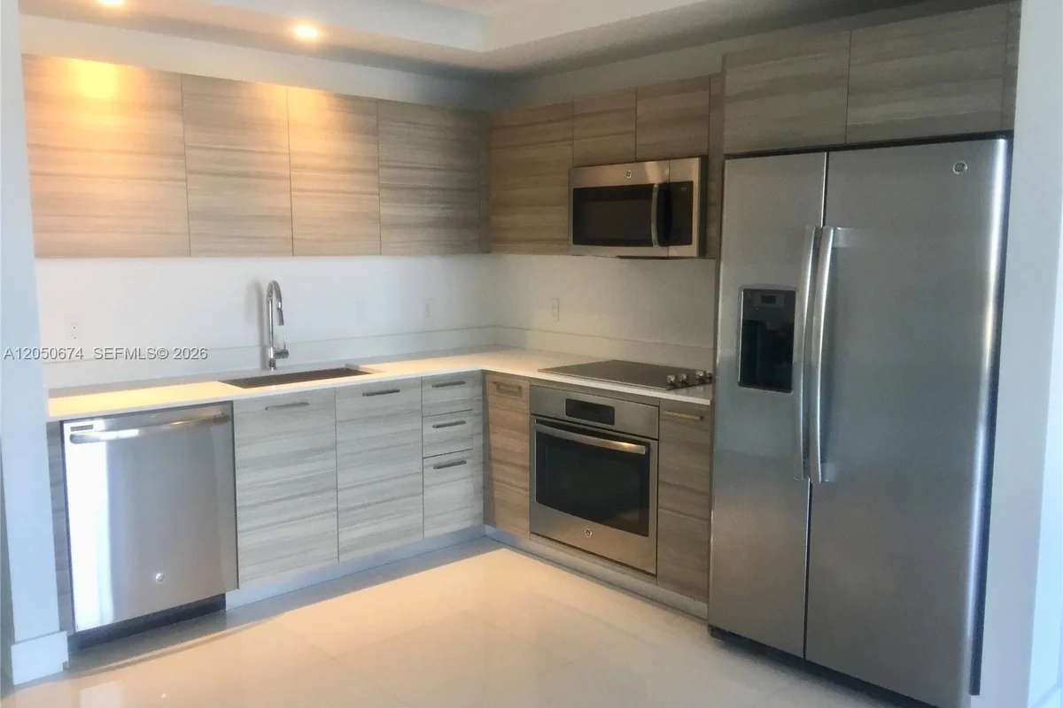 121 NE 34th St #912, Miami: photo 1 of 4