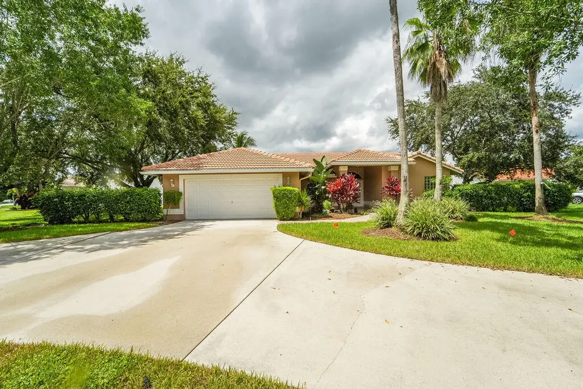 10884 Paso Fino Dr, Wellington: photo 1 of 53