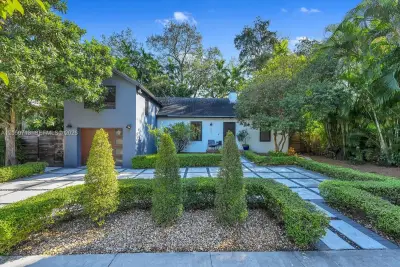 8225 NE 8th Ct, Miami: photo 1 of 36