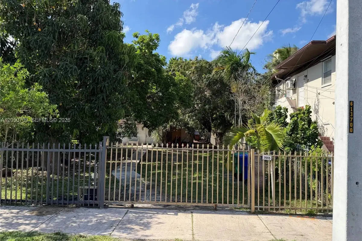 3555 SW 23rd St, Miami: photo 1 of 9