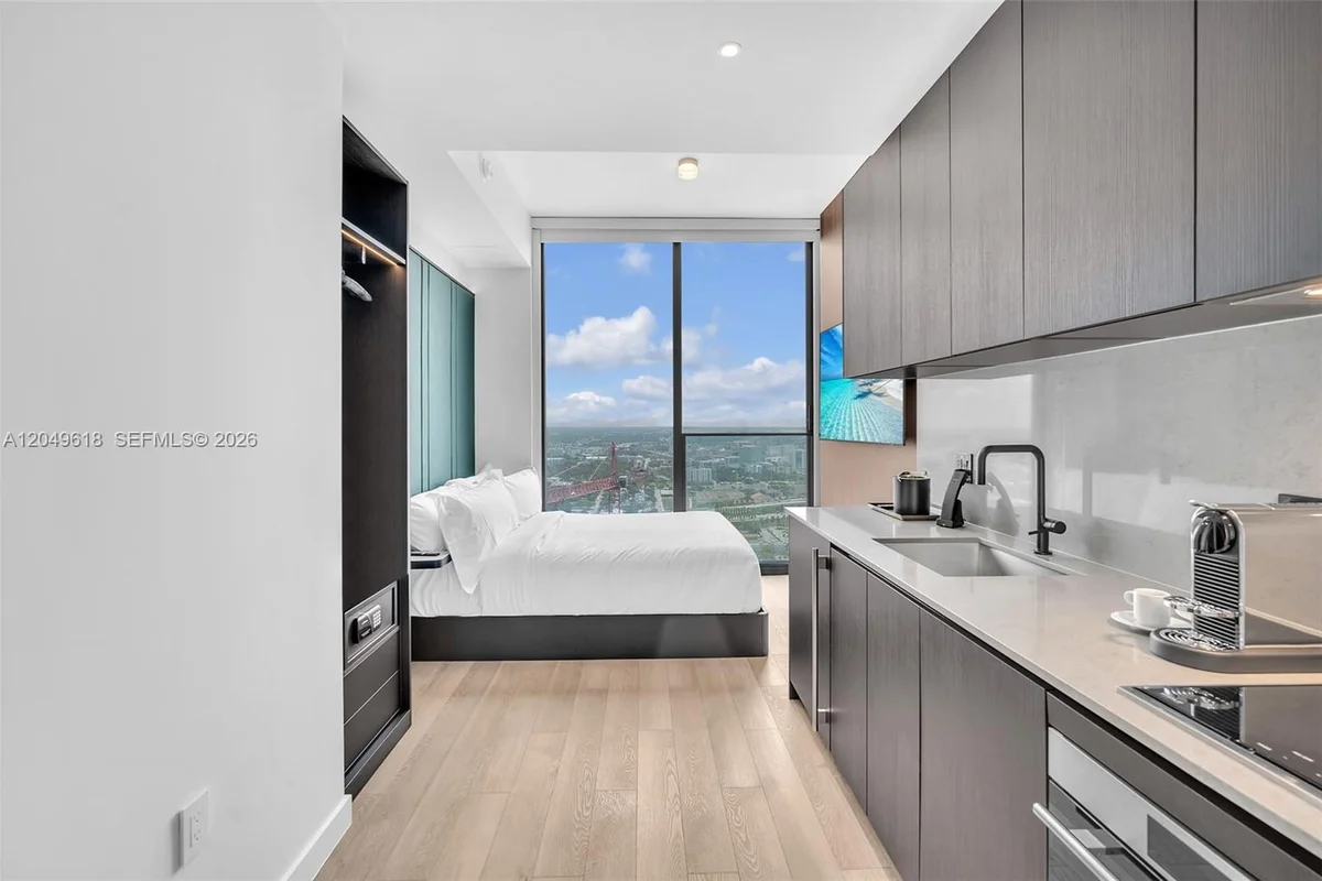 20 NE 11th St #4607A, Miami: photo 1 of 26