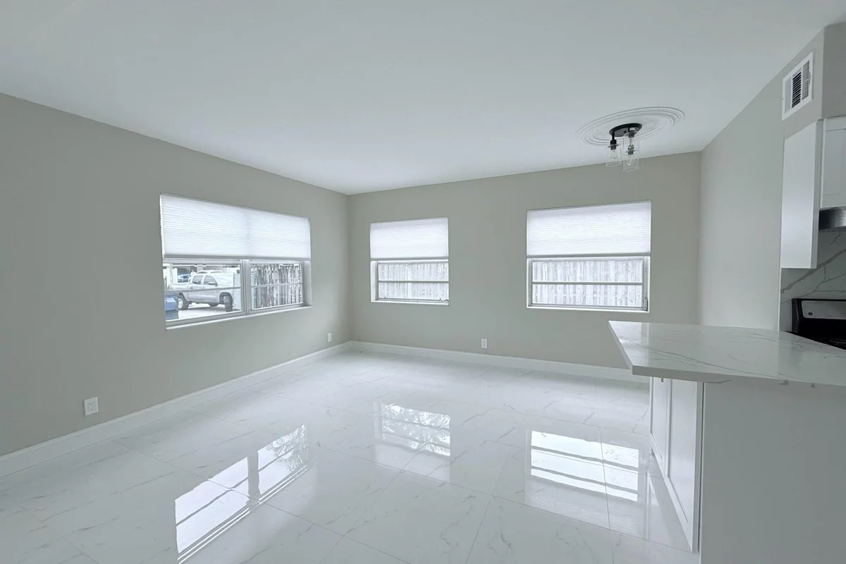 2725 Middle River Dr #7, Fort Lauderdale: photo 1 of 6