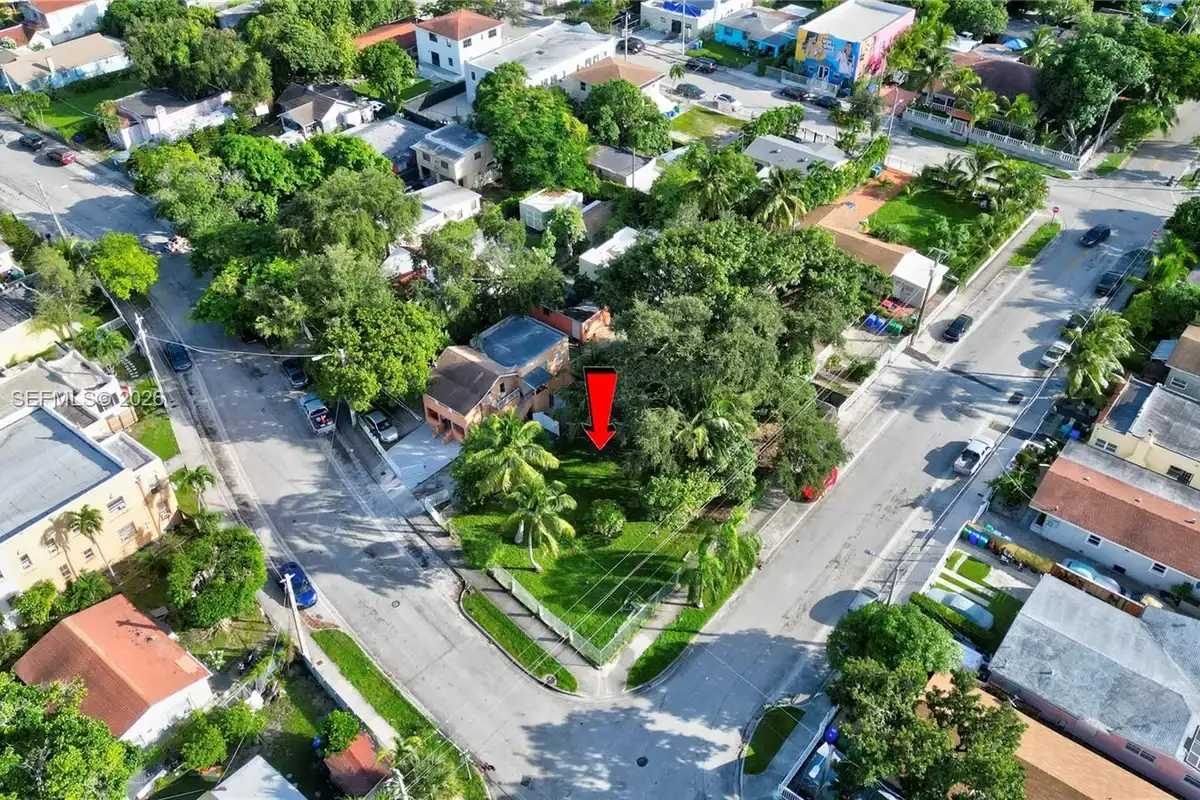 280 NW 33rd St, Miami: photo 1 of 13