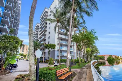 5091 NW 7th St #TS-11, Miami: photo 1 of 22