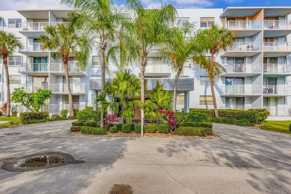 480 Executive Center Dr #2g, West Palm Beach: photo 1 of 7
