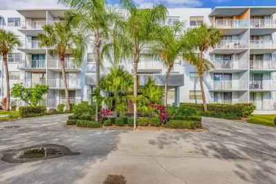 480 Executive Center Dr #2g, West Palm Beach: photo 1 of 7