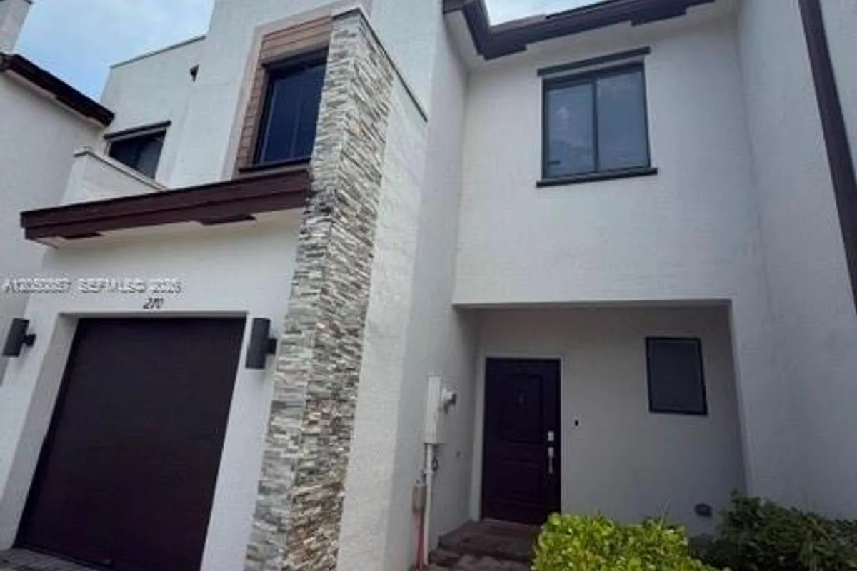 270 NE 208 Ter, Miami: photo 1 of 6