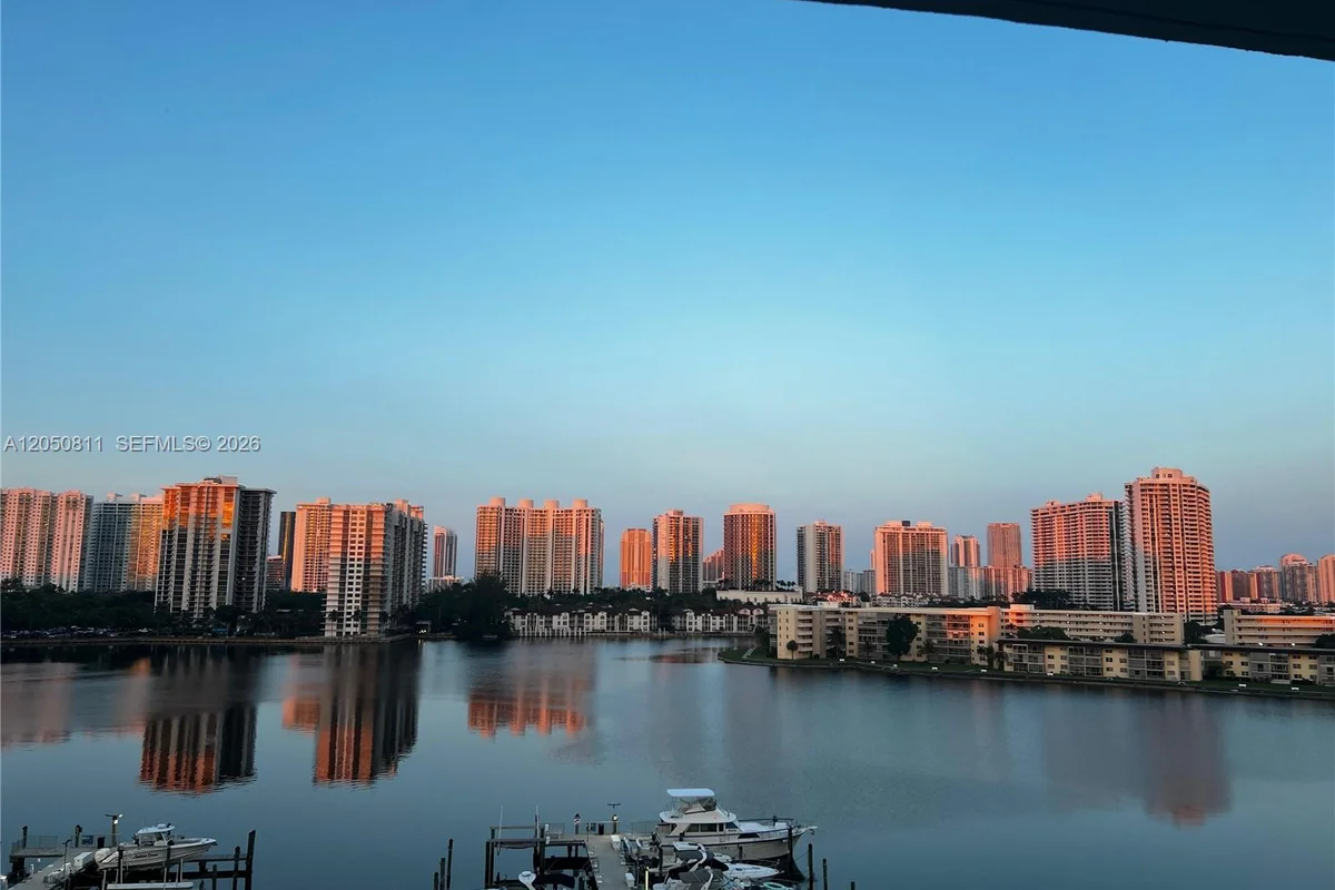 Condo in Aventura: photo 1 of 28