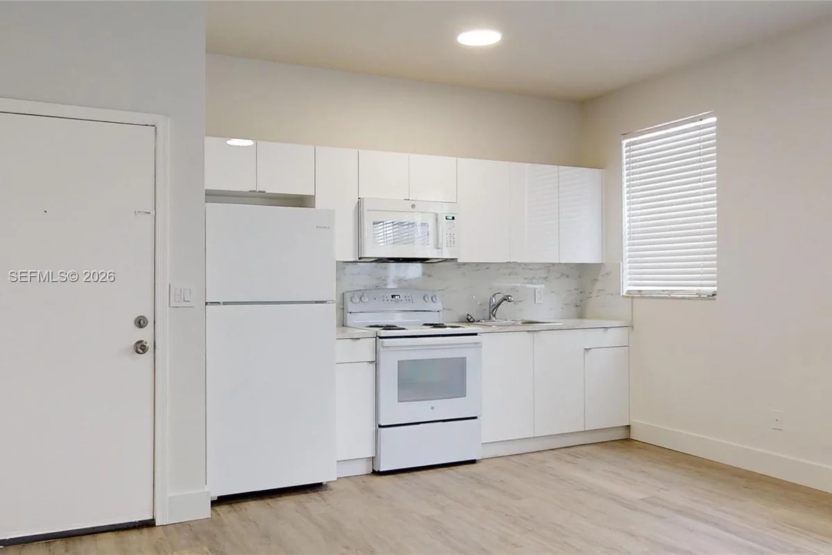 828 Pennsylvania Ave #7, Miami Beach: photo 1 of 17