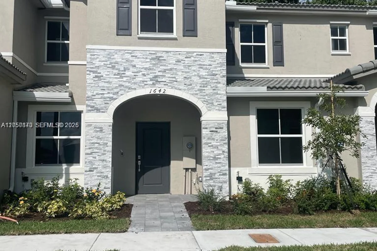 1642 SE 26th Ter, Homestead: photo 1 of 6