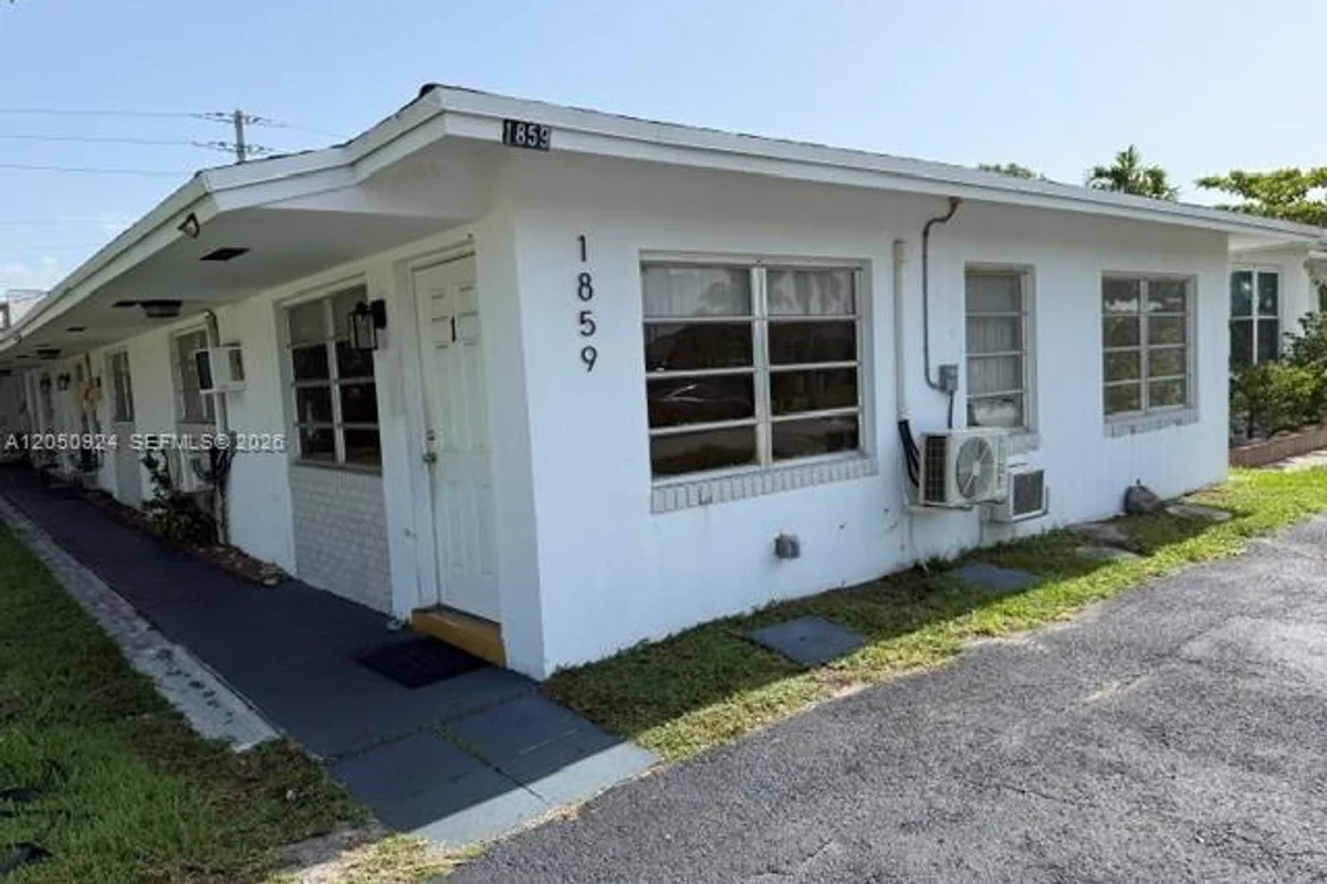 1859 Wiley St #3, Hollywood: photo 1 of 24