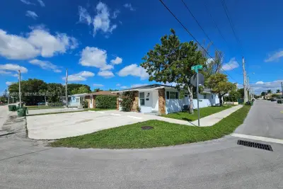 329 SE 2nd St, Hallandale Beach: photo 1 of 34