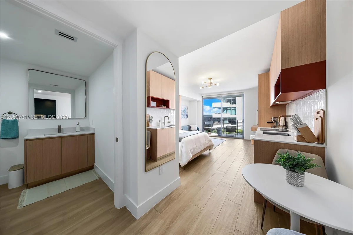 90 NE 32 #713, Miami: photo 1 of 18