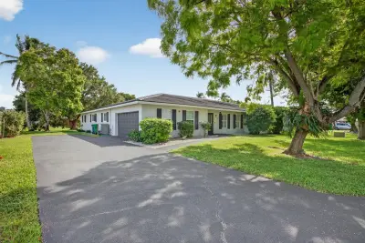2421 NW 114th Ave, Coral Springs: photo 1 of 61
