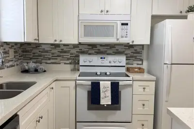 9540 Sunrise Lakes Blvd #208, Sunrise: photo 1 of 31