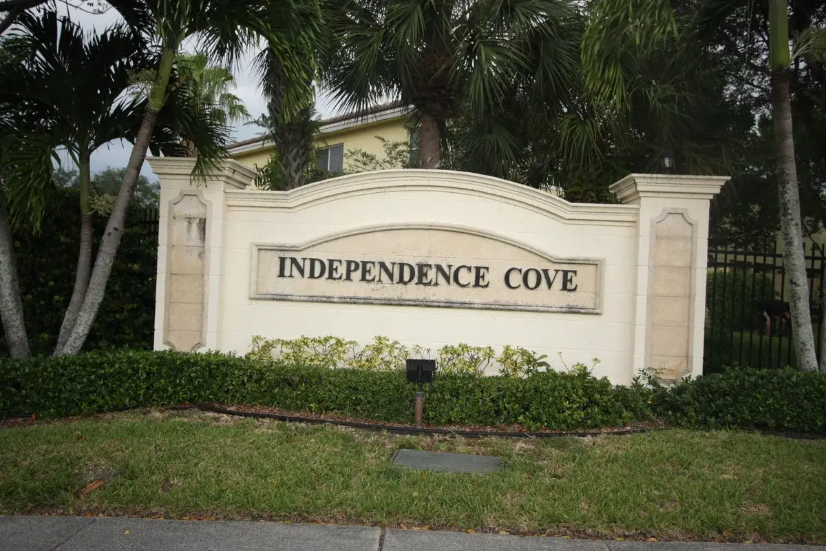 945 Imperial Lake Rd, West Palm Beach: photo 1 of 32