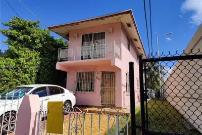 945 NW 19th Ave, Miami: photo 1 of 6