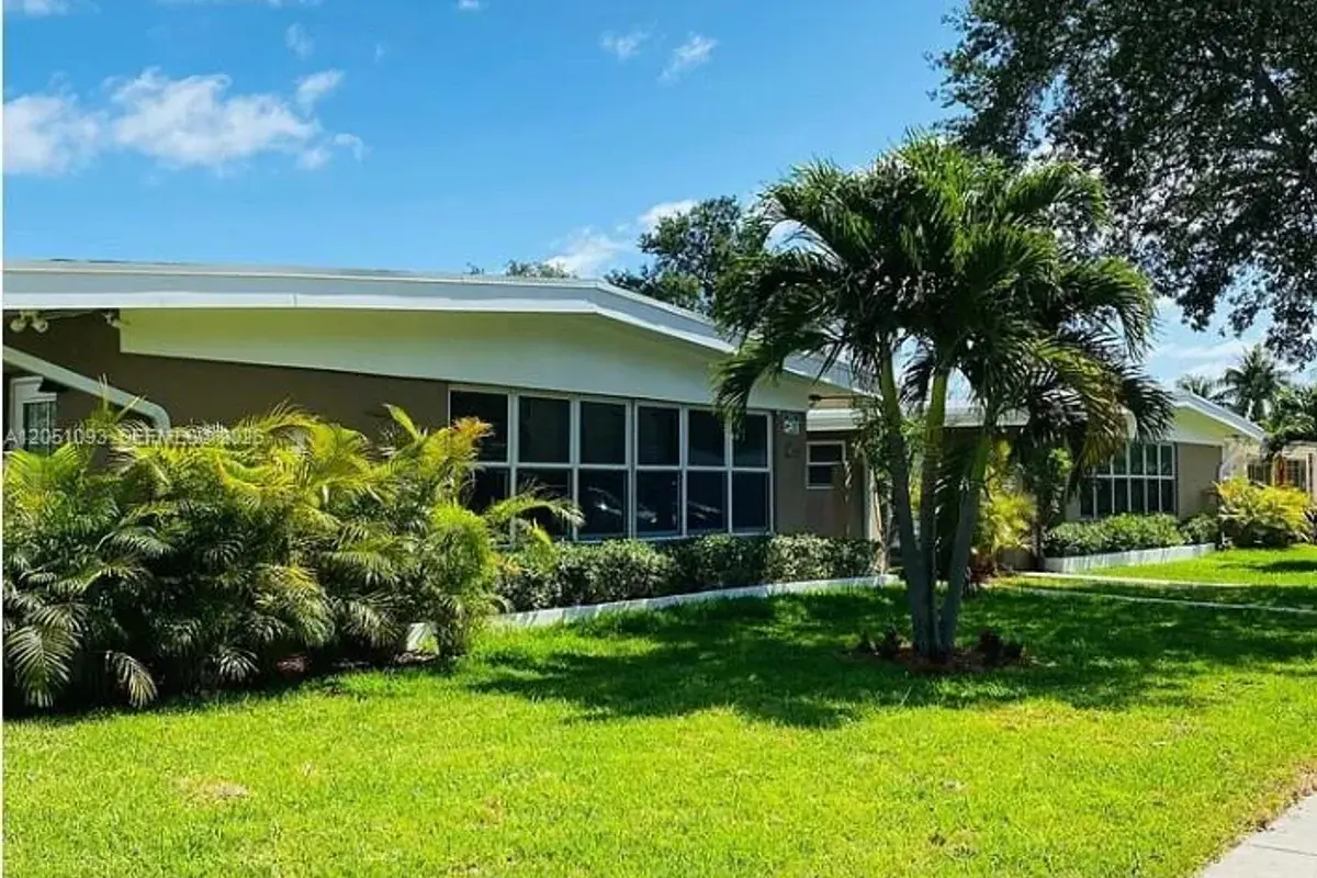 2001 NE 167th St #1, North Miami Beach: photo 1 of 26