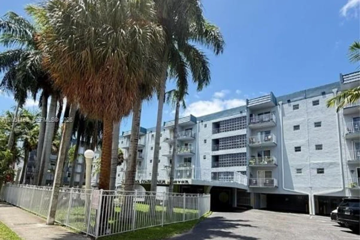 1655 W 44th Pl #304, Hialeah: photo 1 of 22