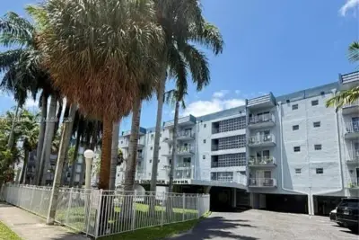 1655 W 44th Pl #304, Hialeah: photo 1 of 22