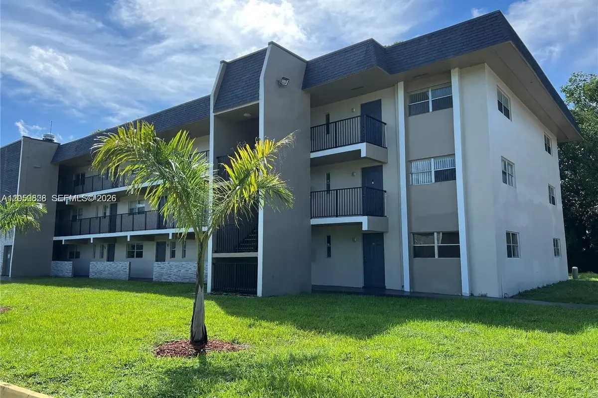8000 Fairview Dr #301, Tamarac: photo 1 of 10