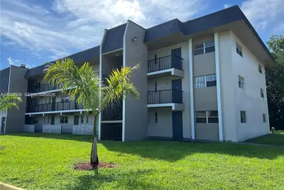 8000 Fairview Dr #301, Tamarac: photo 1 of 10
