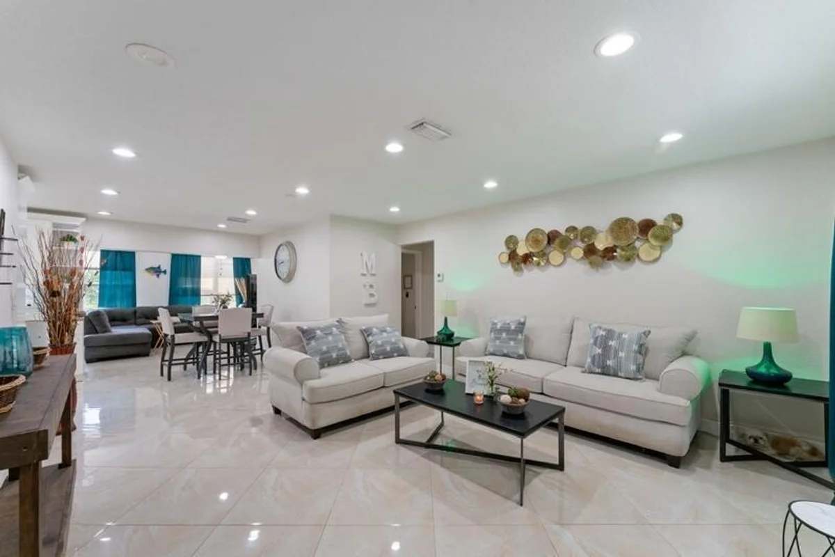 4184 NW 52nd Ave, Lauderdale Lakes: photo 1 of 18