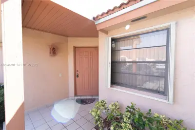 17059 NW 60th Ct, Hialeah: photo 1 of 11