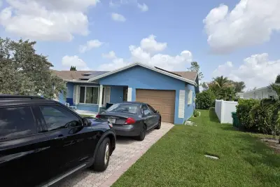 8111 NW 100th Ter NW, Tamarac: photo 1 of 25